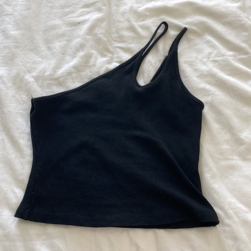 One shoulder cropped tank